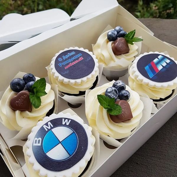 Набор капкейков "BMW"