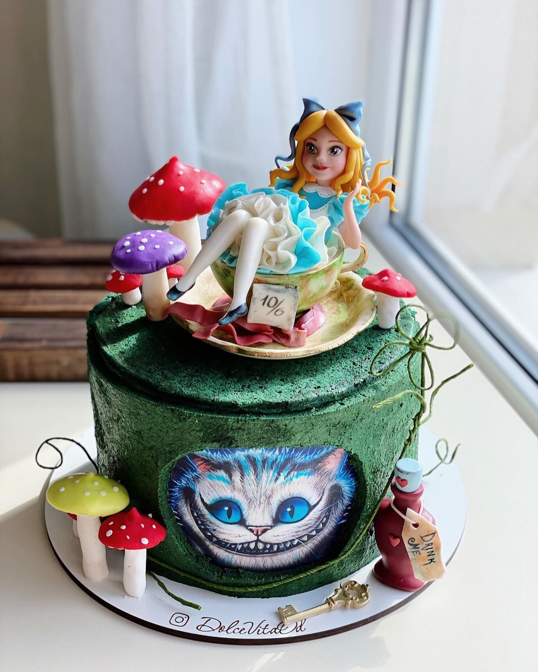 Торт "Алиса в стране чудес" | Фото №2