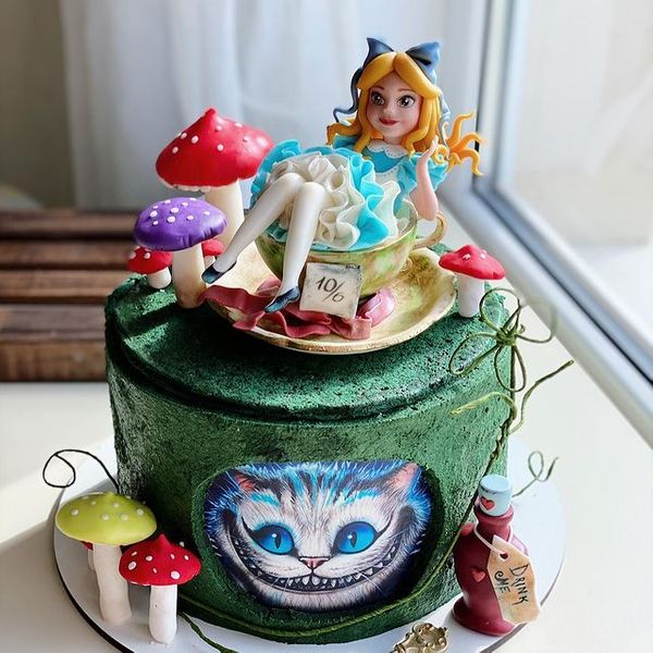 Торт "Алиса в стране чудес"